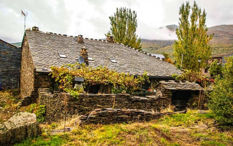 Majaelrayo en automne, les villages noirs de Guadalajara