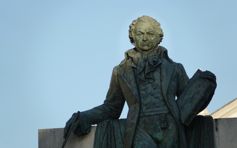 Statue de Goya sur la place du Pilar