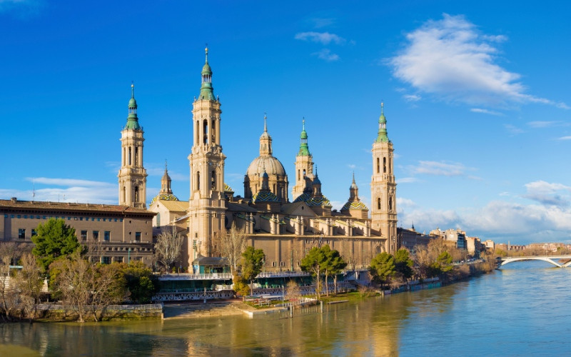 Basilique du Pilar à Saragosse vue de l'autre côté de l'Èbre.