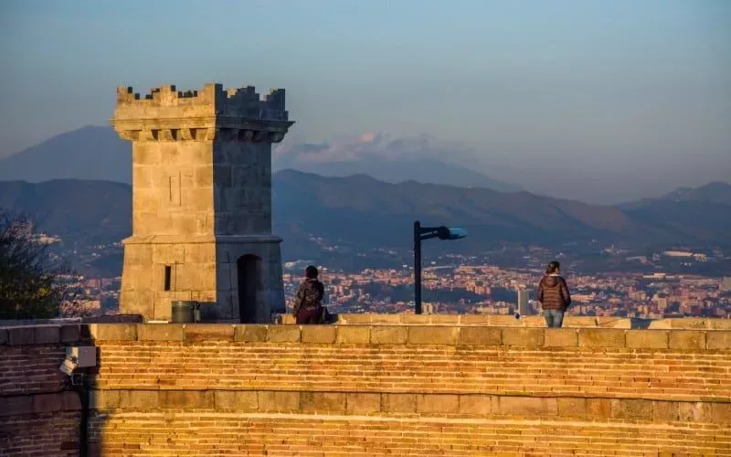 Tour de château, muraille et vues de Barcelone