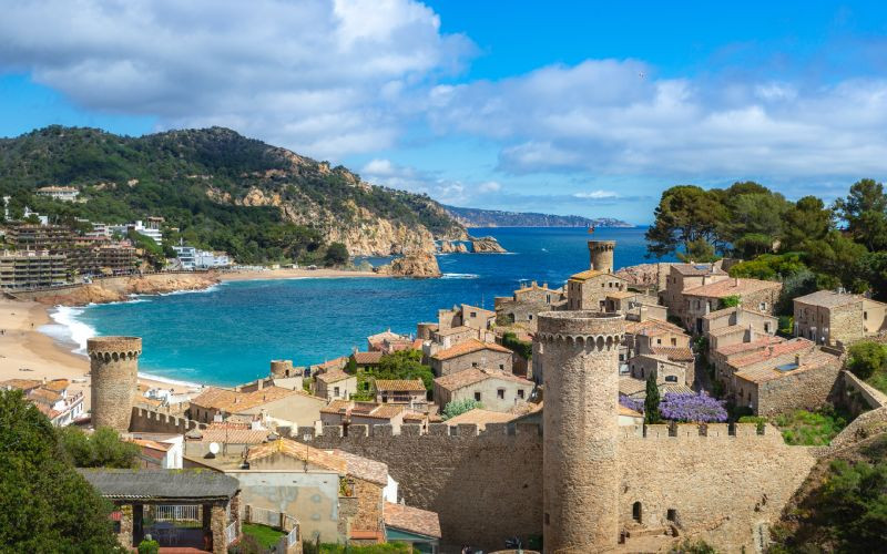 Muraille avec tours, plage au fond