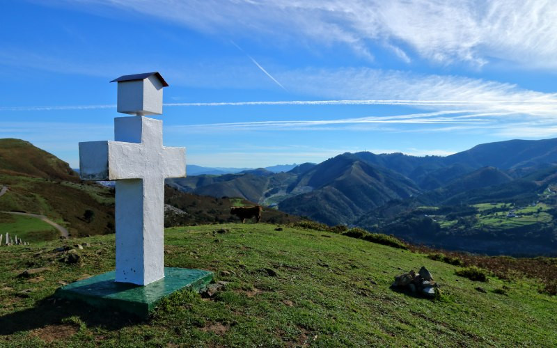 Croix en marbre dans un paysage vert