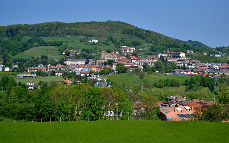 Vue de loin du village d'Oyarzun