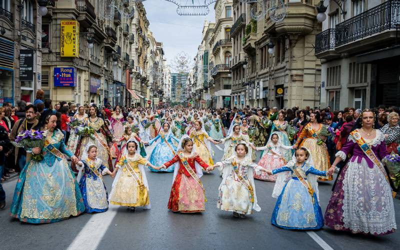 Cortège d'enfants lors de la fête des fallas de Valence