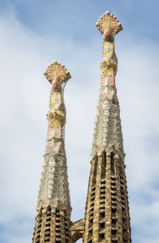 Deux des tours achevées de la Sagrada Família