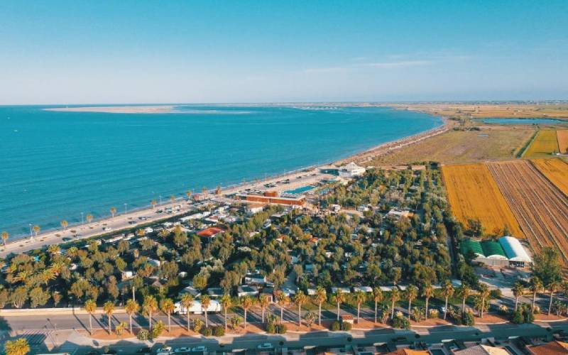 Vue aérienne du Camping Ampolla Playa en bord de mer