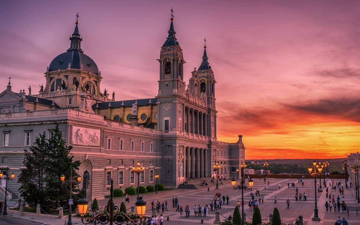 Coucher de soleil sur la cathédrale de l'Almudena