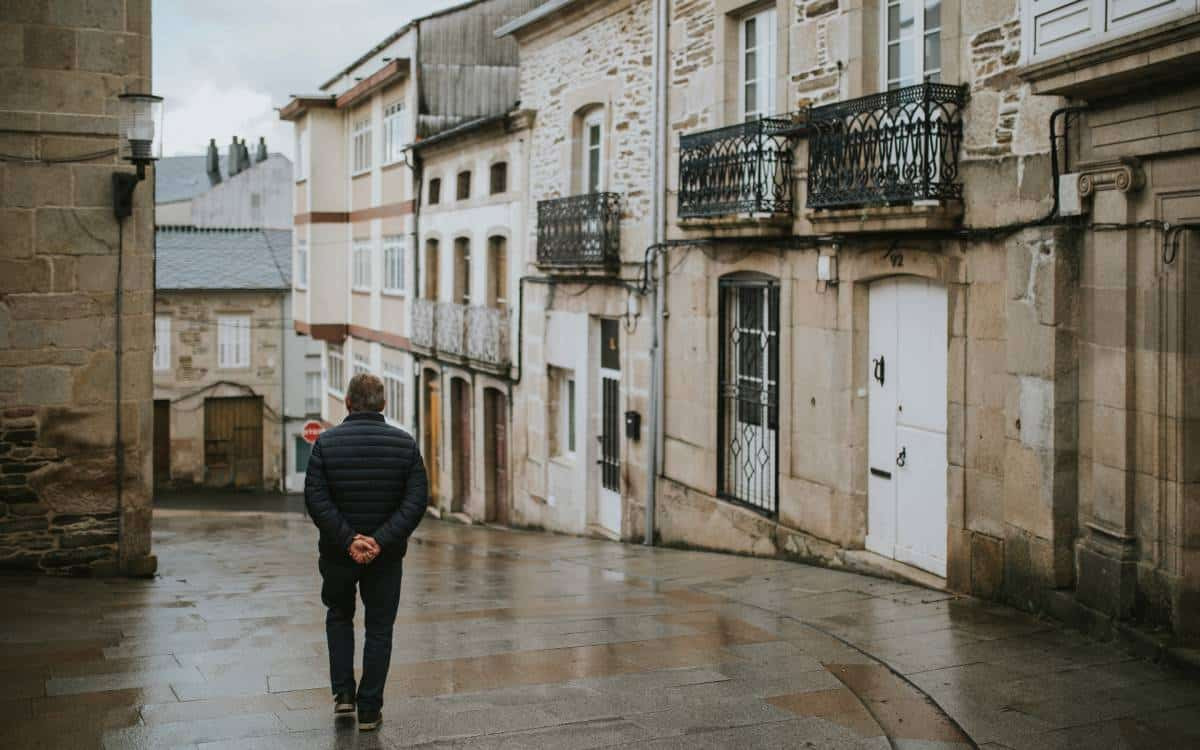 Le chemin français de Saint-Jacques-de-Compostelle commence dans les rues de Sarria pour nombre de pèlerins