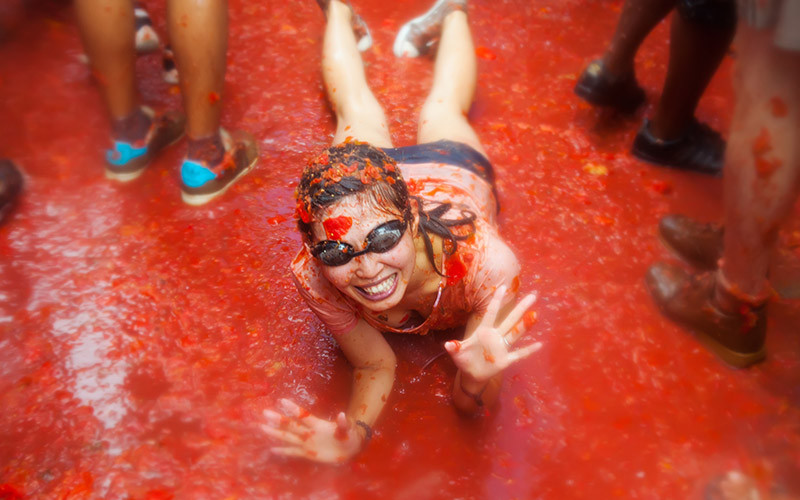 Jeune femme à la fête de la tomatina