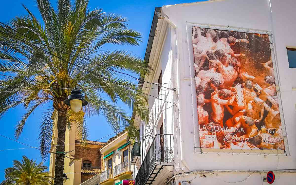 Panneau de la Tomatina à la Plaza del Pueblo