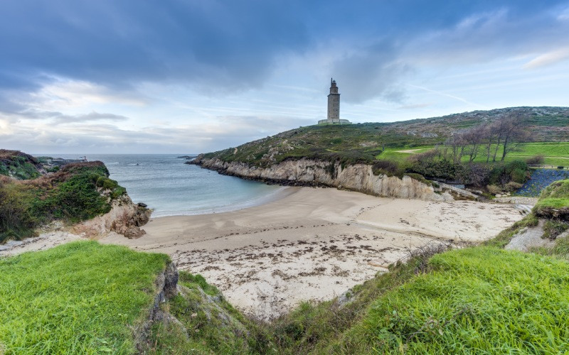 La plage de Las Lapas, avec la Tour d'Hercule en arrière-plan