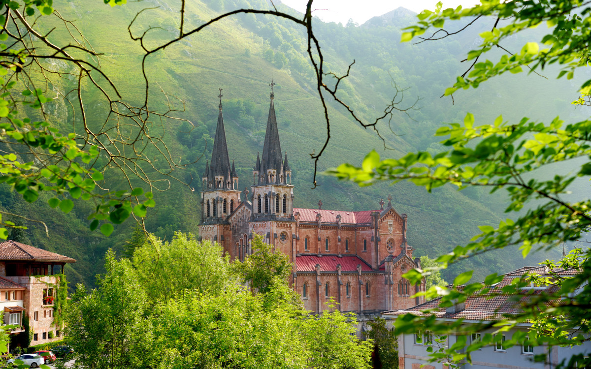 La basilique de Covadonga au milieu de la nature.