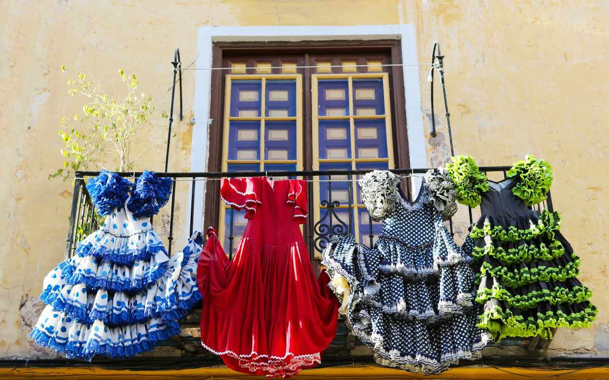 Des costumes traditionnels décorent un balcon à Malaga