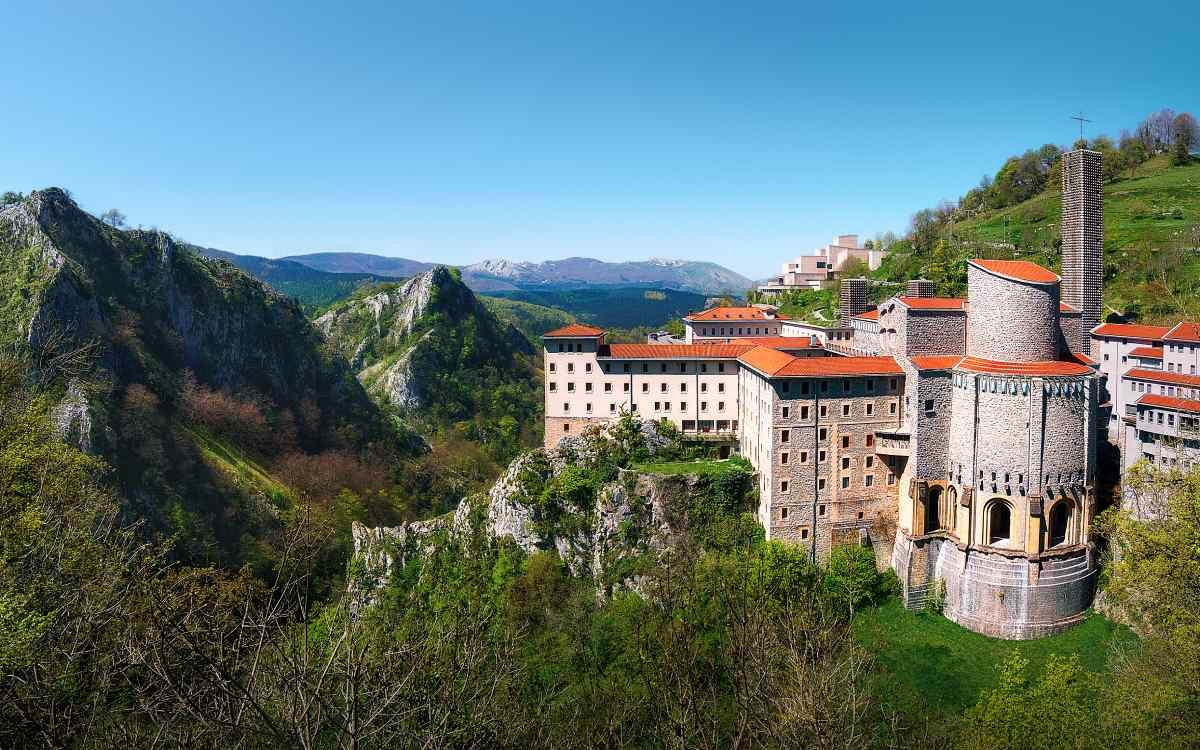 Sanctuaire d'Arantzazu, villages à visiter en Espagne