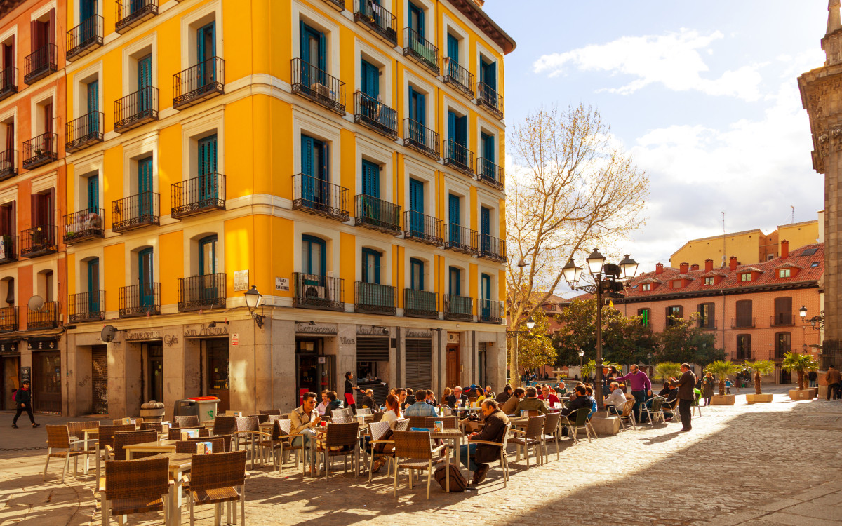 Bar à La Latina, quartier du centre de Madrid, prix en Espagne