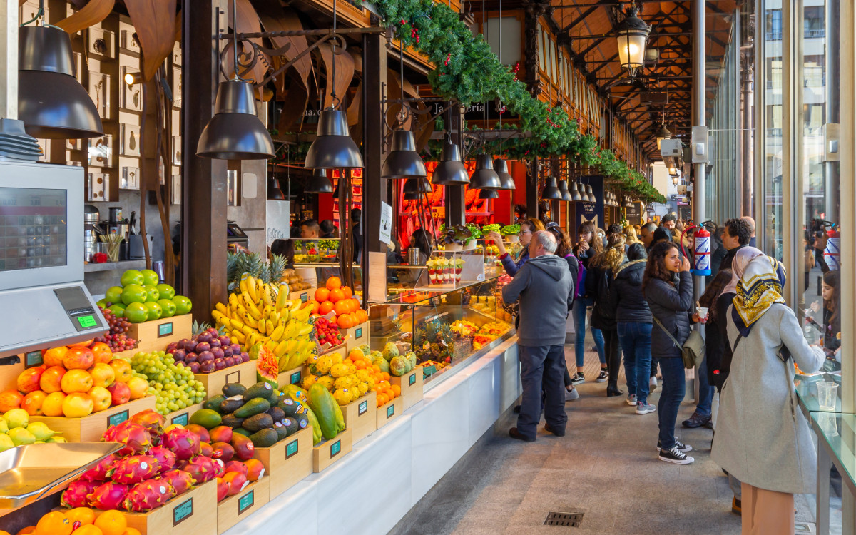 Fruitier du marché de San Miguel à Madrid