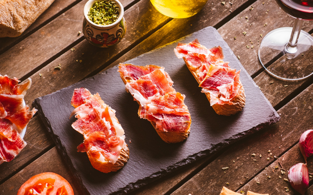 Tartines à la tomate avec jambon ibérique