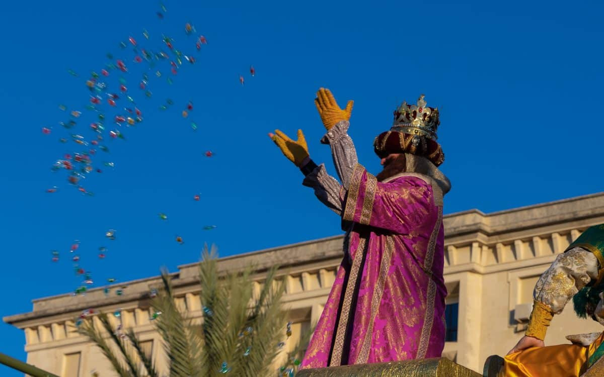 Les Rois Mages lancent des bonbons aux enfants