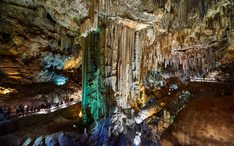 D'énormes stalactites dans la grotte de Nerja