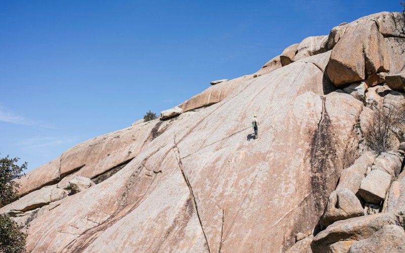 Un alpiniste suspendu à un mur à La Pedriza