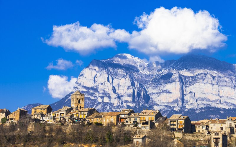 Le village d'Ainsa avec les Pyrénées aragonaises en arrière-plan