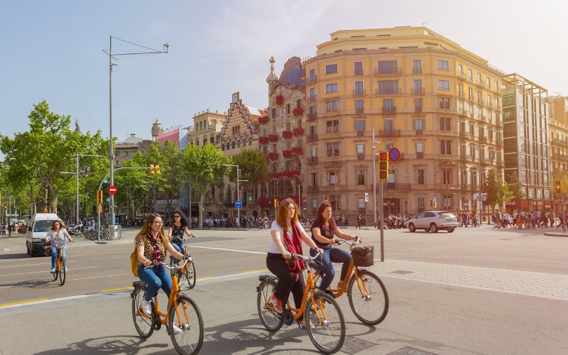 Trois filles font du vélo sur le Passeig de Gràcia, près de la maison Batlló