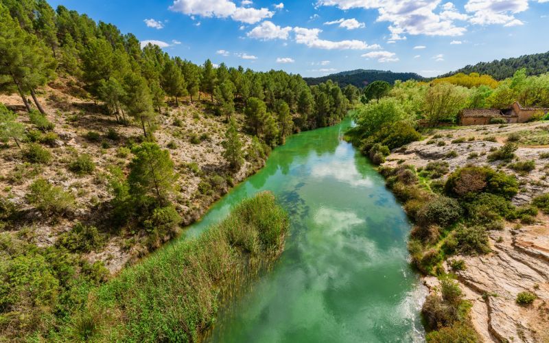 Eaux turquoise dans les gorges de la rivière Cabriel