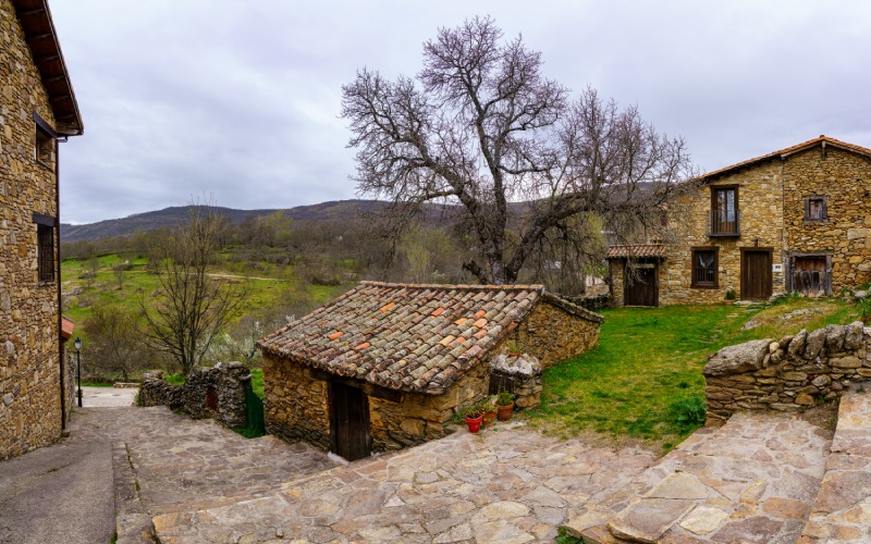 Maisons traditionnelles en pierre à Horcajuelo de la Sierra