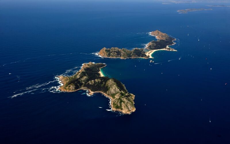Les trois îles de l'archipel, les deux premières reliées par la plage de Rodas