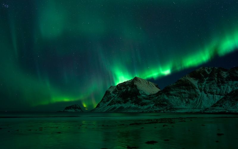 Une aurore boréale verte en Norvège