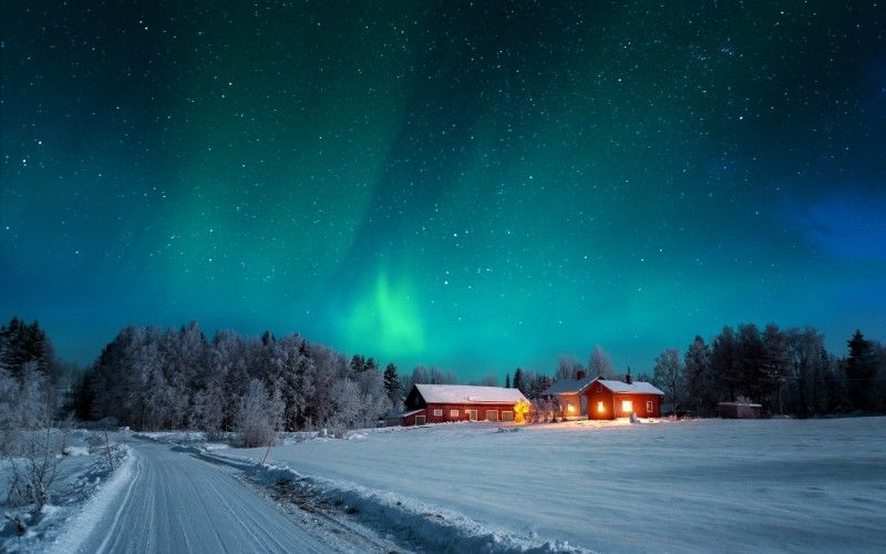 Une aurore boréale verte et bleue teinte le ciel norvégien