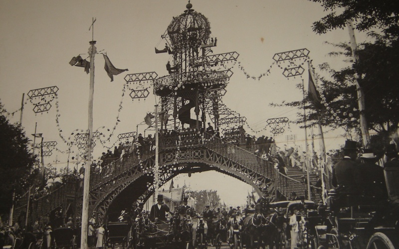 La pasarela ou passarelle de Séville en 1896