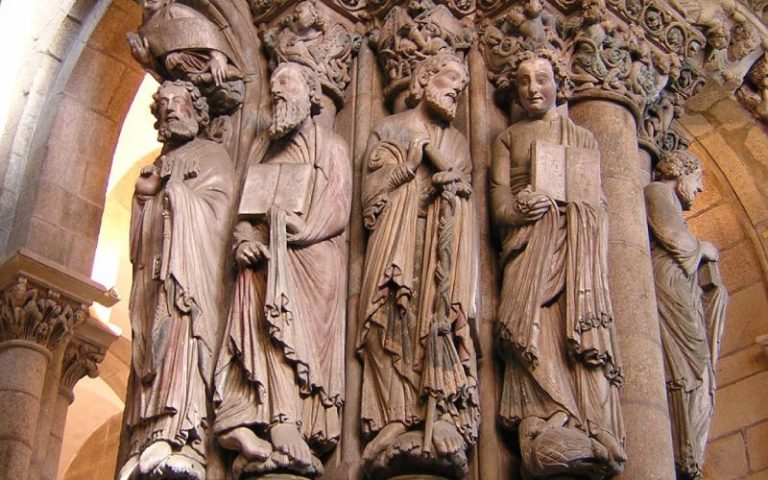Porche de la Gloire, élément clé de la cathédrale médiévale