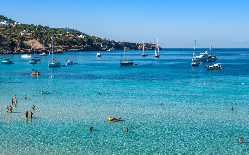 Crique Tarida aux eaux cristallines à Ibiza