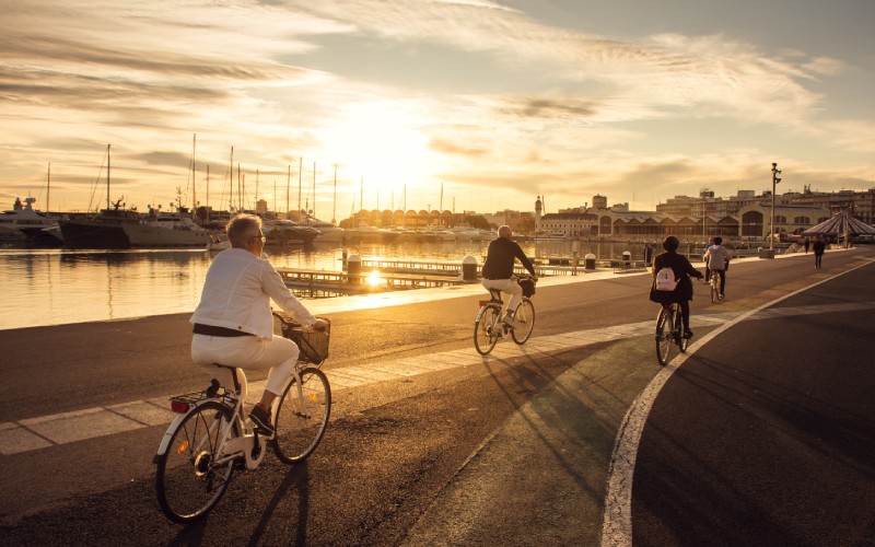 Plusieurs personnes en vélo dans le port de Valence