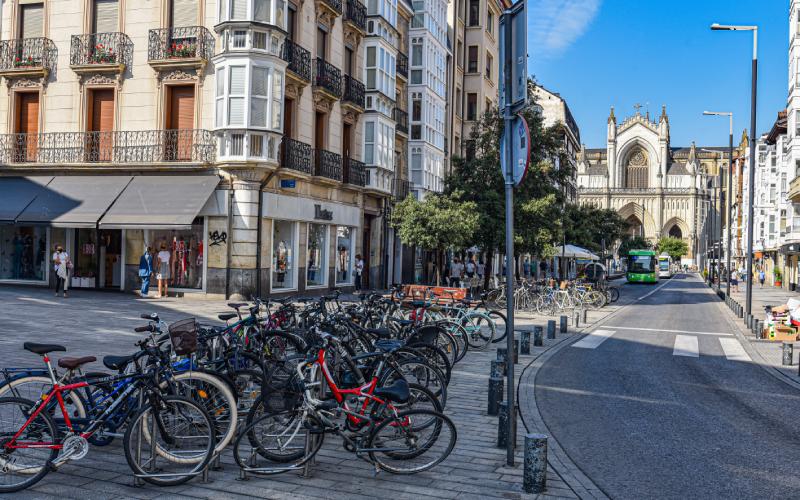 Des bicyclettes garées dans les rues de Vitoria