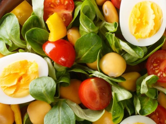 Salade de lupin, œuf et mâche