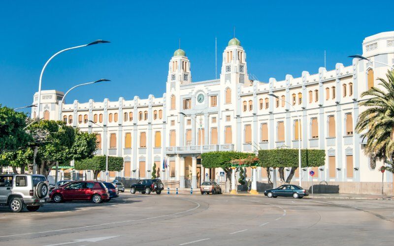 Le palais de l'Assemblée sur la place d'España à Melilla