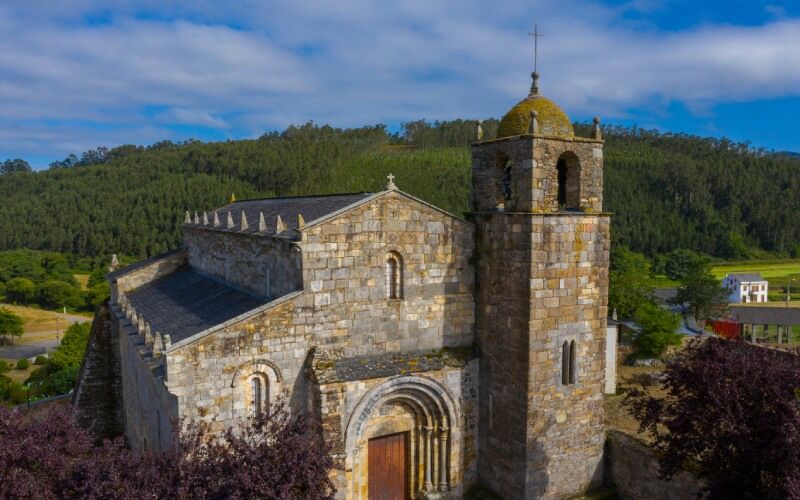 Une vue plus rapprochée de la basilique San Martiño de Mondoñedo