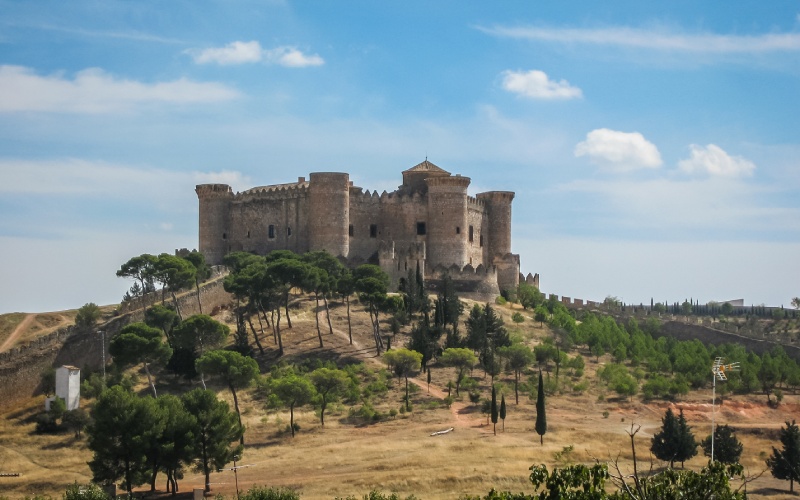 Le château de Belmonte domine les terres environnantes depuis les hauteurs