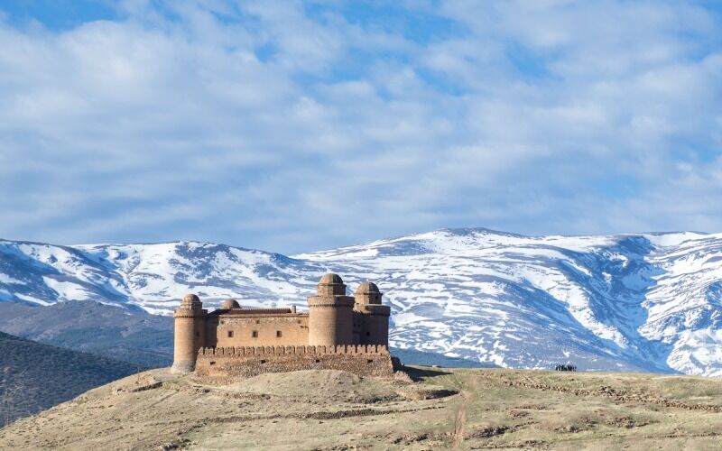 Château de Calahorra devant les montagnes enneigées