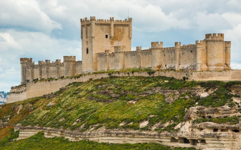 Le château de Peñafiel avec sa forme allongée particulière