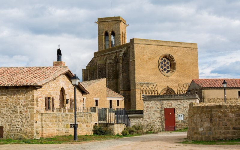 Église San Saturnino avec sa façade gothique