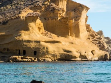 La plage de Los Cocedores de Pulpí, une belle enclave avec de curieuses grottes