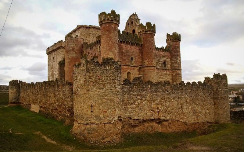 Une grande partie de la structure du château et de son église a été préservée