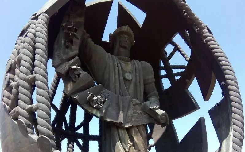 Sculpture La naissance d'un homme nouveau, connue simplement comme Huevo de Colón / Œuf de Colomb