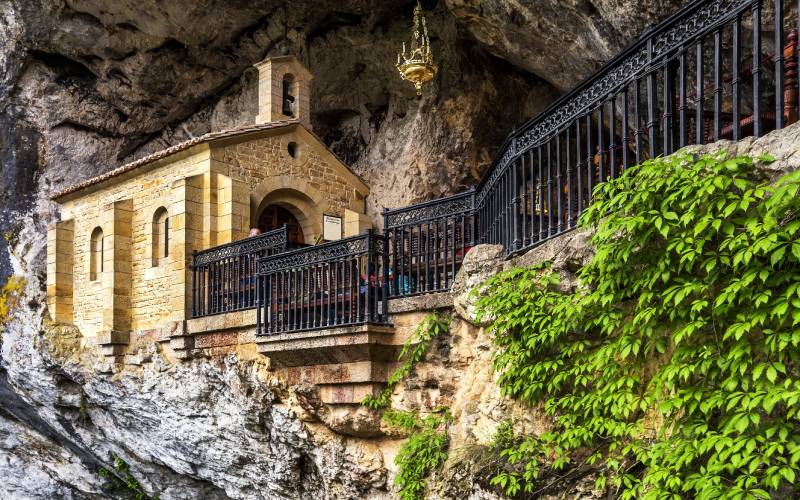Chapelle située dans la Sainte Grotte de Covadonga