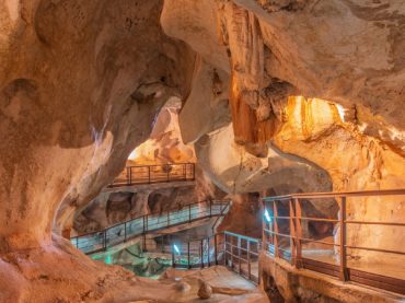 La commune qui habite la grotte du Cantal : un esprit, un trésor et une déesse