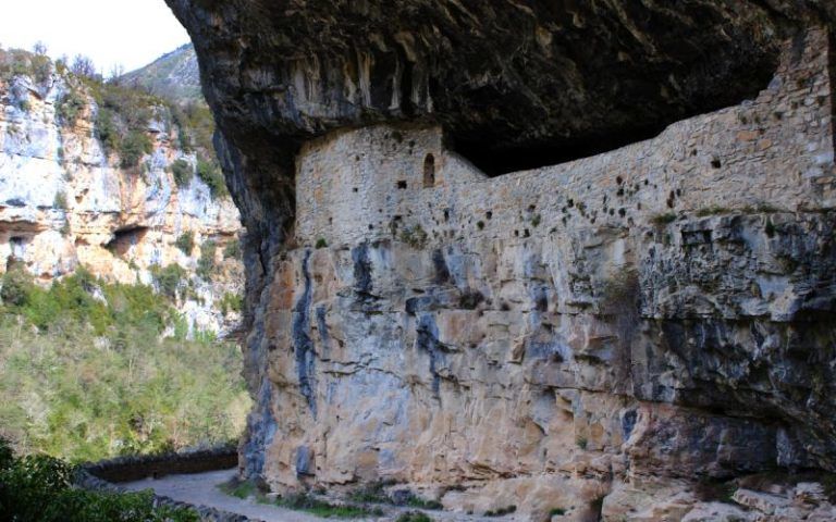 L'église San Úrbez se trouve à l'intérieur de la montagne et possède l'une des grottes les plus sacrées d'Espagne