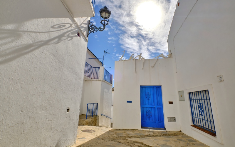 Une autre des pièces les plus photogéniques, avec le blanc des rues et le bleu des portes si typiques de Genalguacil